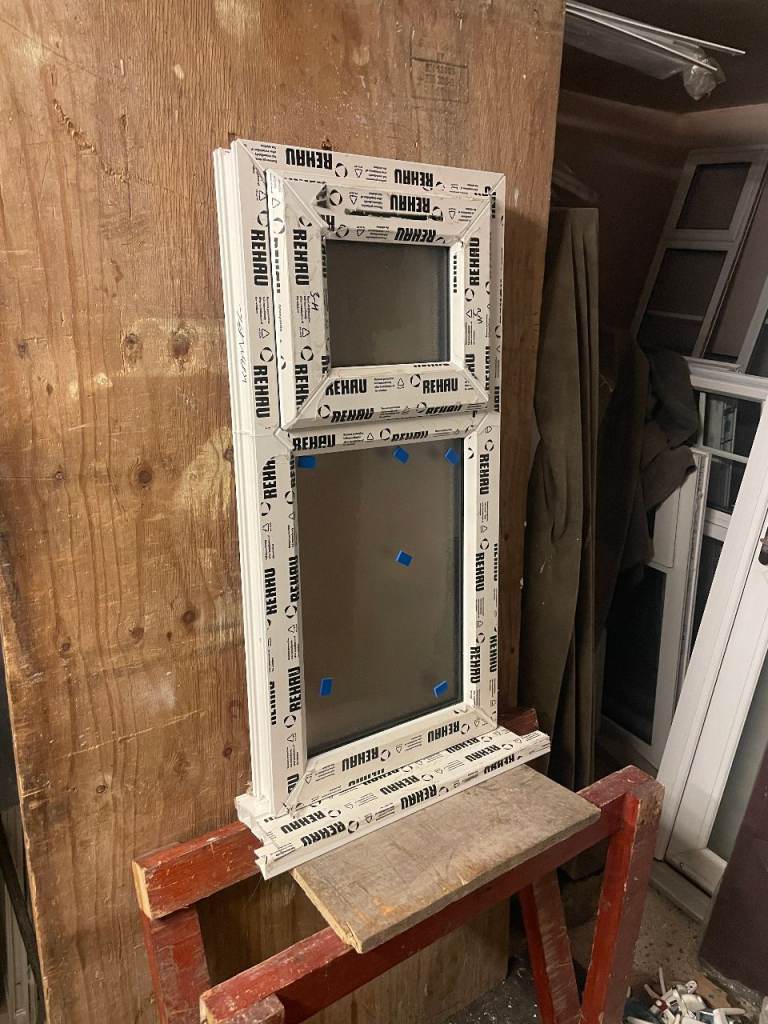 H 89.5 x W 42.5 cm-SMALL BRAND NEW REHAU UPVC DOUBLE GLAZED WINDOW OBSCURE (BATHROOM) (REF: SJ477) 