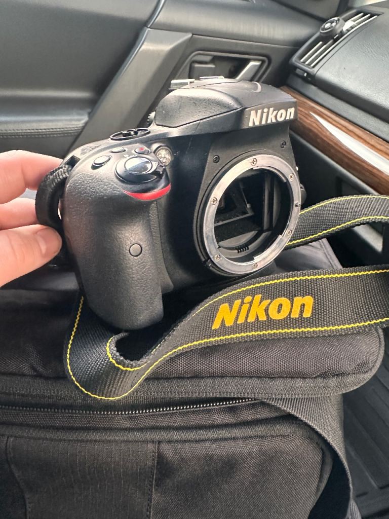 Nikon D3300 DSLR camera body only ( repairs )