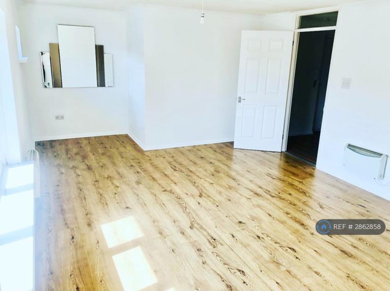 1 bedroom flat in Ashwood Avenue, Rainham, RM13 (1 bed) (#2862858)