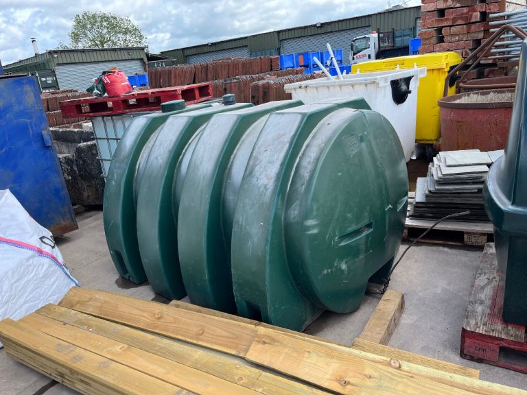 Heated oil tank 