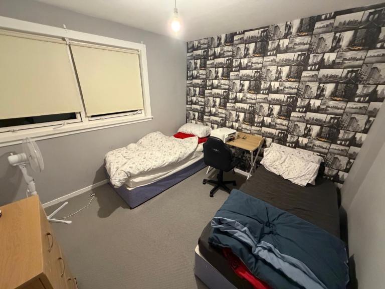 One bedroom in an apartment, near Aldi, Tesco, and Camelon train station 