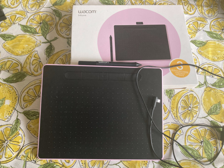 Wacom Intuos Medium (Berry) graphic tablet with pen, Bluetooth