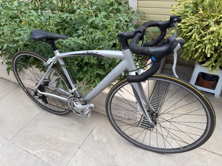 2009 Specialized Allez Road Bike Silver 19” Lightweight Frame 22-622 Wheels