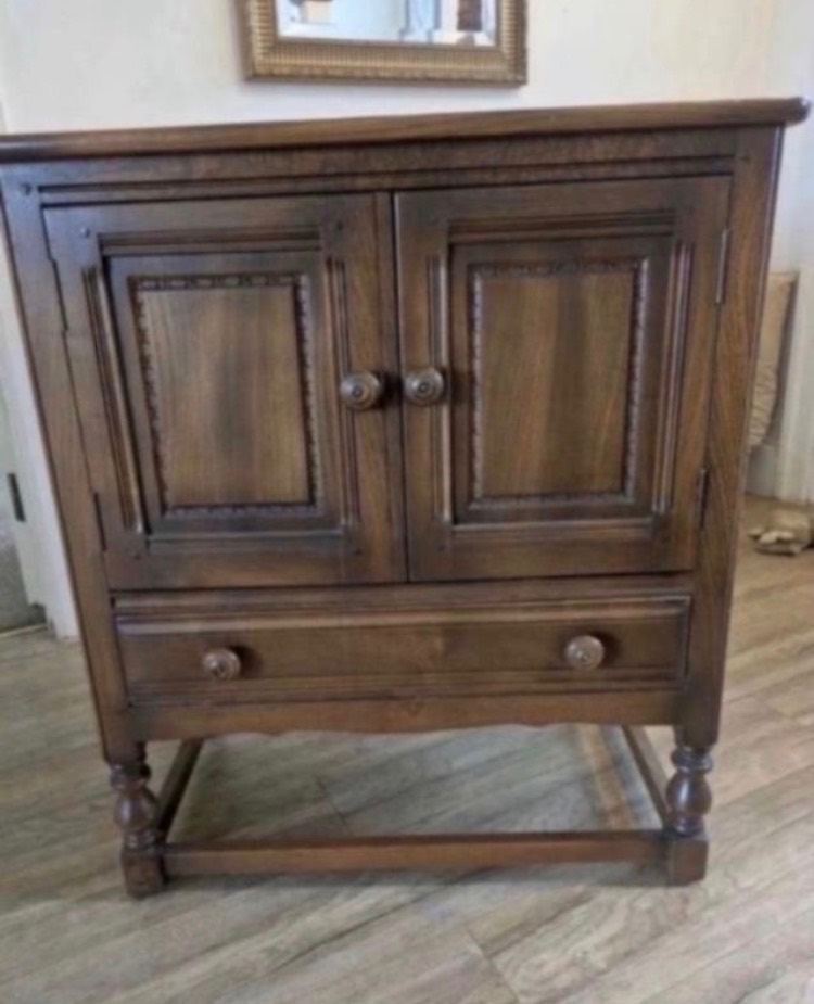 Ecrol vintage 1970s/1980s colonial solid elm wood credence cabinet sideboard W31” D17” H34.5” 