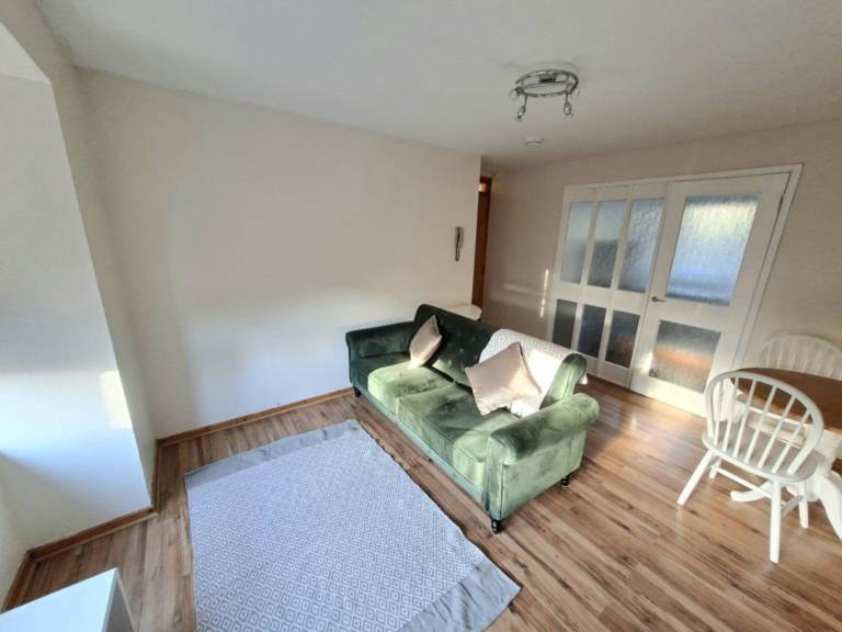 Room to rent in a shared female flat