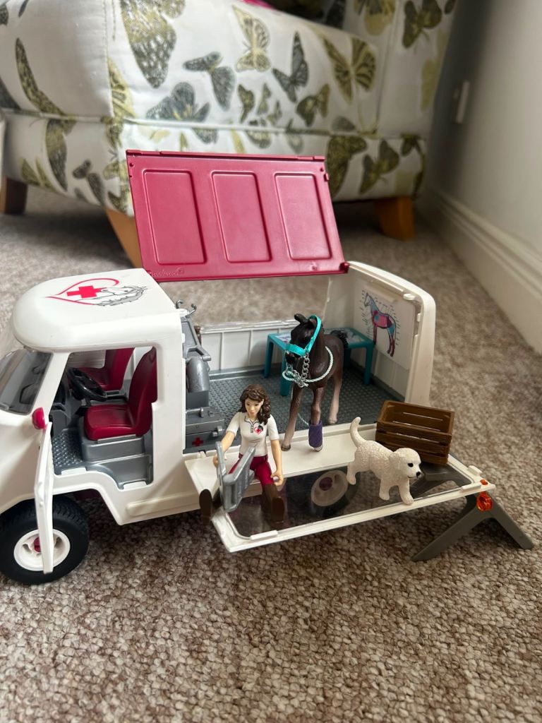 Schleich Horse Club Mobile Vet Van and Horse Figures