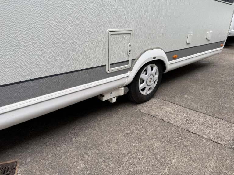 2018 HOBBY De Luxe Edition 495 UL fixed single beds