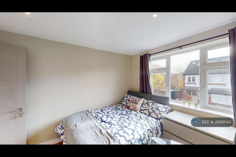 Studio flat in Grasmere Avenue, London, W3 (#2699543)