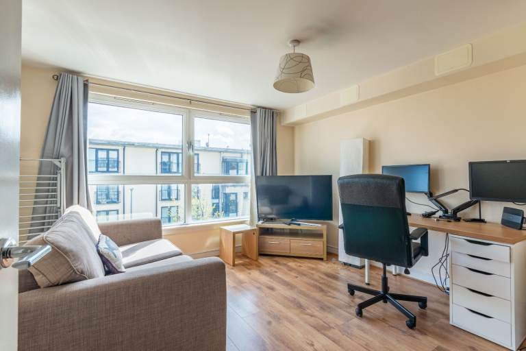 Modern, 1 bedroom, 3rd floor flat in Granton with private parking & lift access – available July