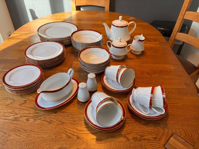 Noritake Legendary Dinner Set - Red & Gold Trim