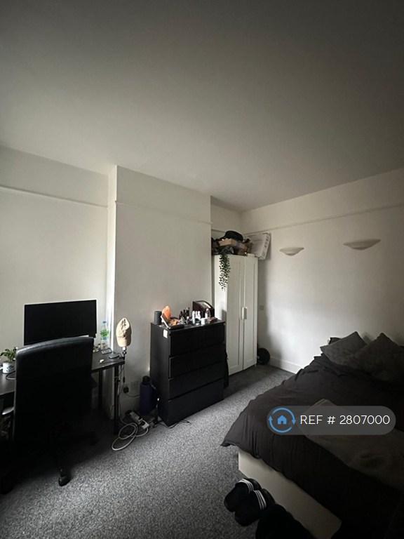 2 bedroom flat in Edgeley Road, London, SW4 (2 bed) (#2807000)