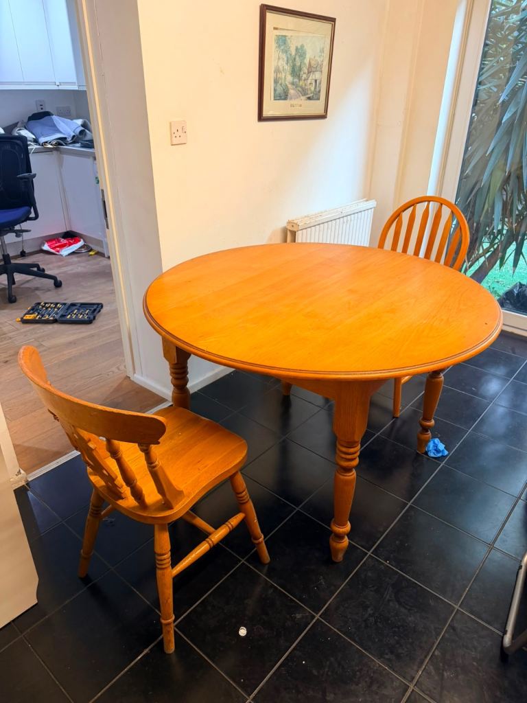 Dining table with 2x chairs £80