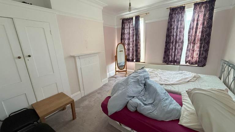 Bed Space available in a double room near norbury station 