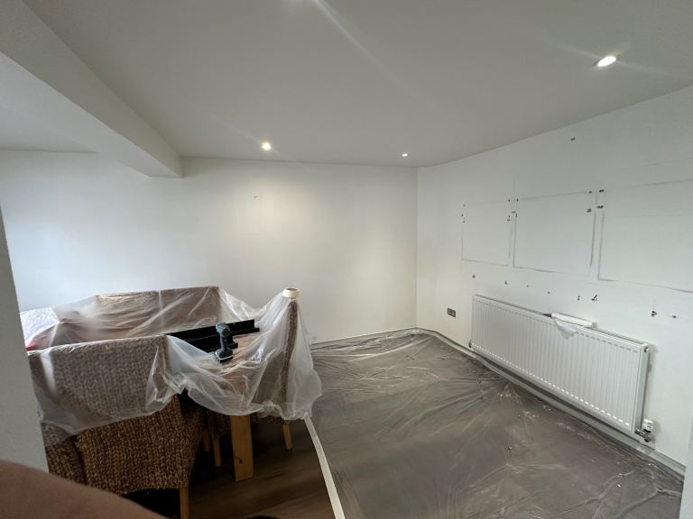 Painter & Decorator - Wallpaper & Mural application - Wall Panelling - Plastering - Handyman 🛠️