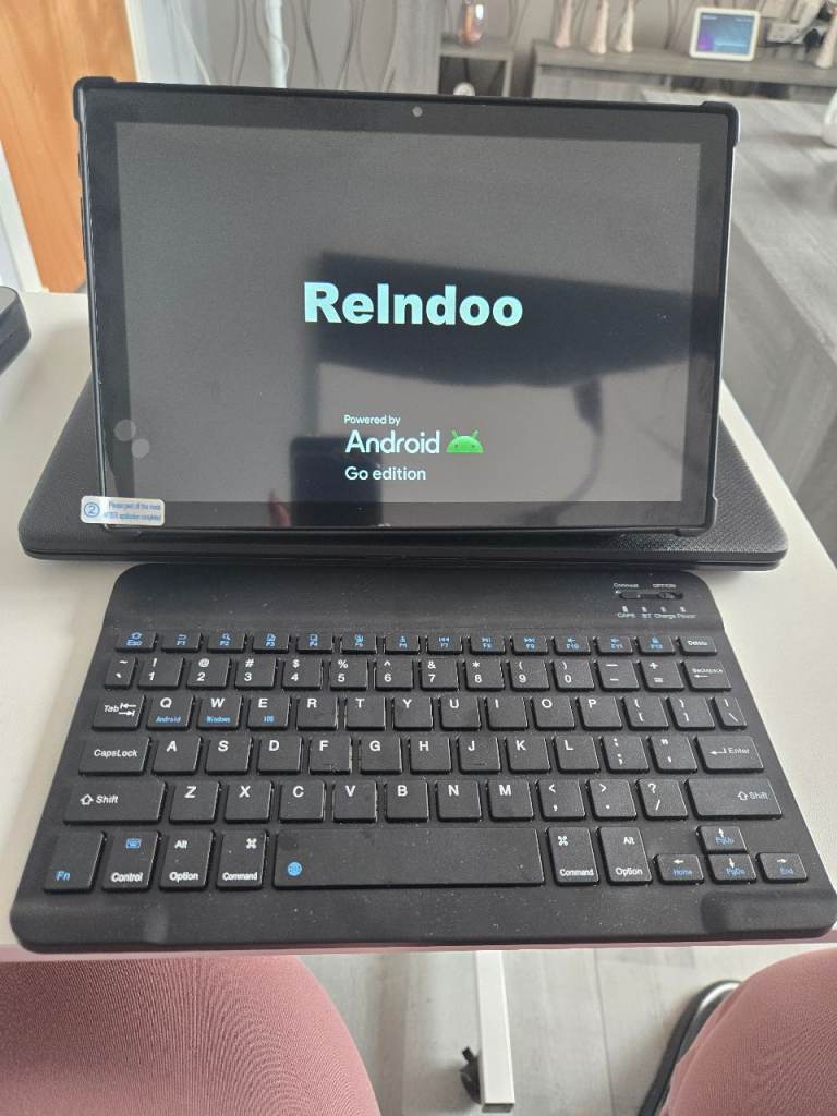 Reindoo Android Tablet with Keyboard – Good Condition
