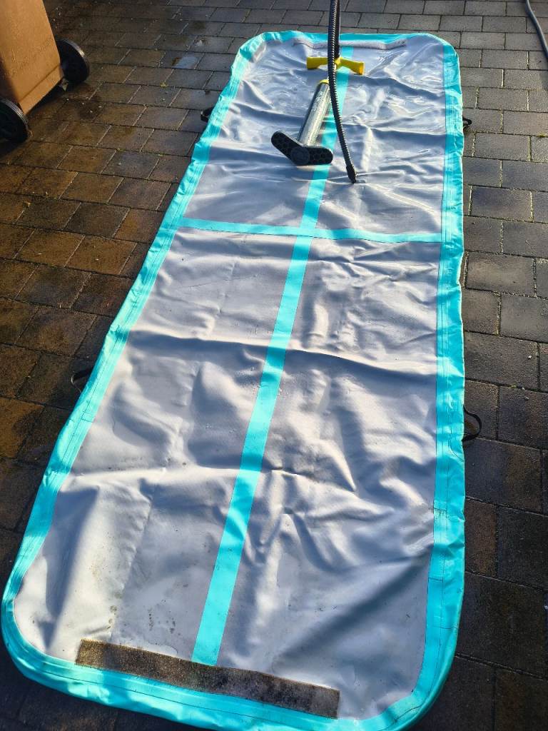 Inflatable mat with pump