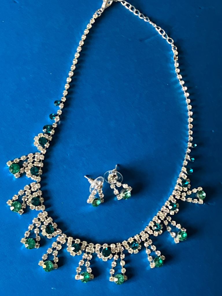 Ladies Jewellery green emerald & white cubic zirconia necklace & earrings set 11.00ct.
