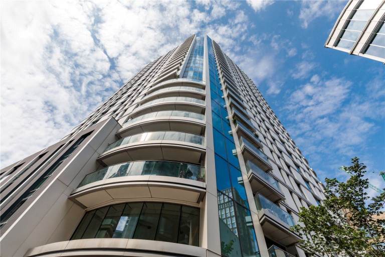 Luxury Suite + Balcony/Rooftop City Views