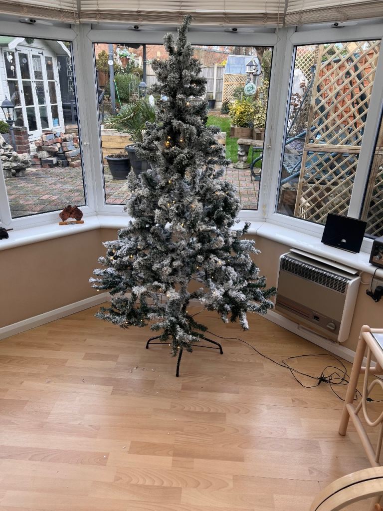 6 foot pre-lit Xmas tree 