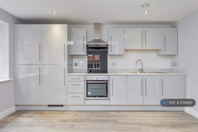 2 bedroom flat in Sycamore Court, Luton, LU2 (2 bed) (#2766621)