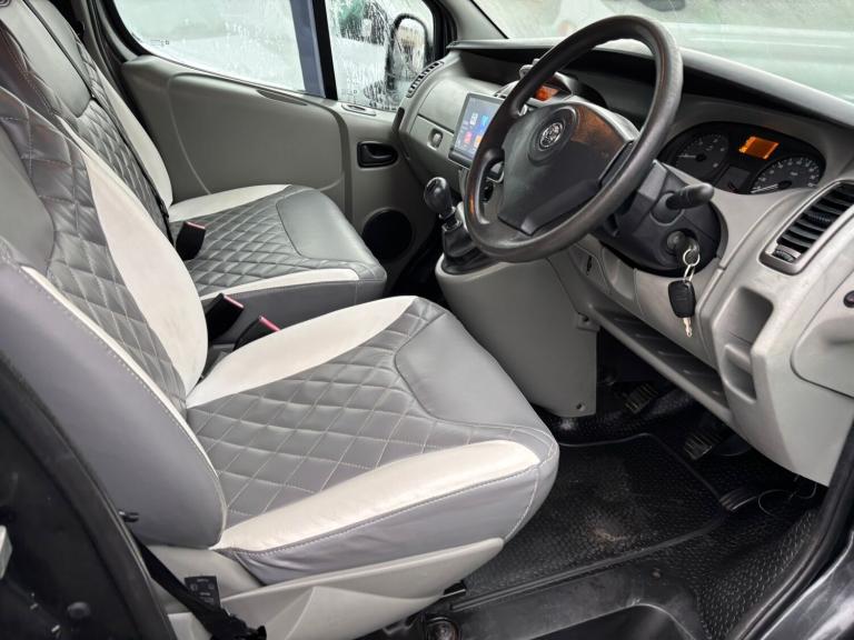 Vauxhall vivaro 2 berth camper 5 seats and 5 belts in good condition 