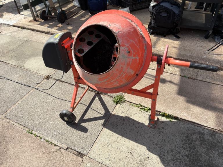 Electric cement mixer