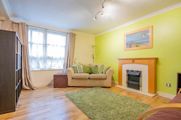 Attractive, ground floor, 2 bedroom flat with en suite and private parking – available NOW