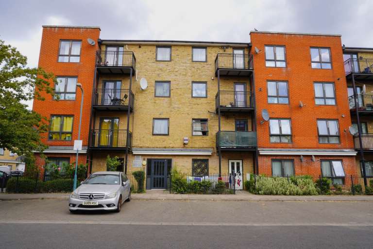 2 bedroom flat in Hirst Crescent, Wembley