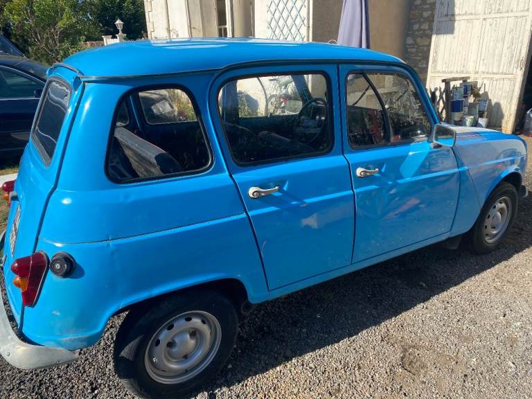 A blue 1986 Renault 4