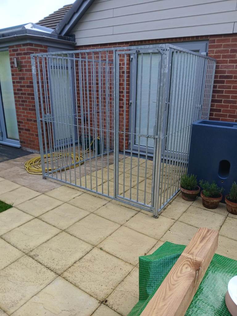 Galvanised steel dog pen with gate
