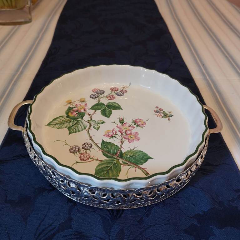 Mayell Brambles Tart Pie Dish with Silver Plated Stand
