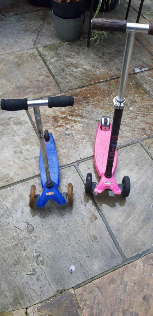 2 microscooters blue Small, Larger pink