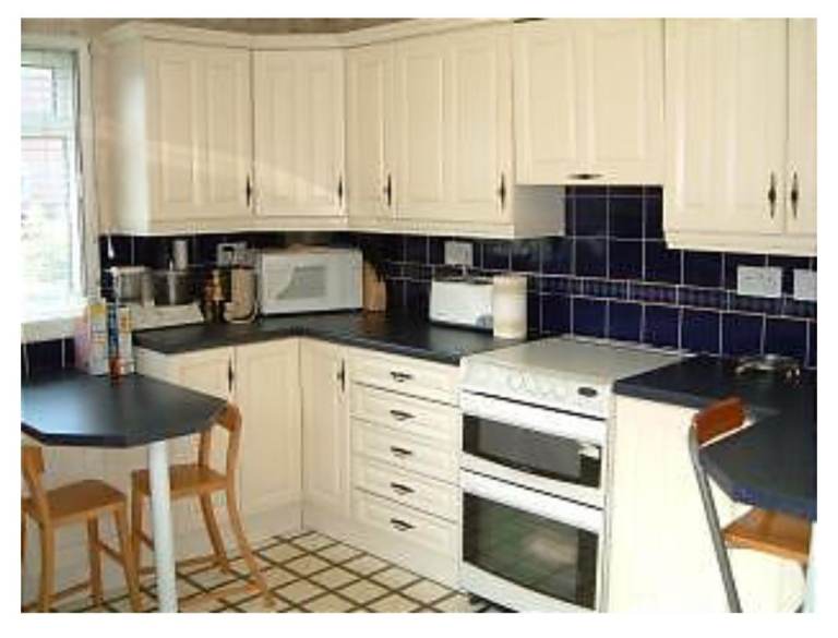Full Kitchen Units with Cooker and Dishwasher – Good Condition