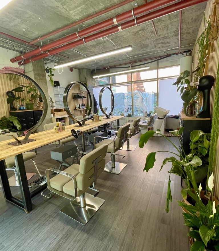 Hairdresser chair available to rent 