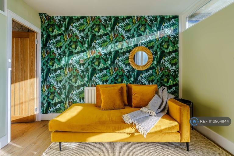 4 bedroom flat in Sherston Court, London, SE1 (4 bed) (#2964844)