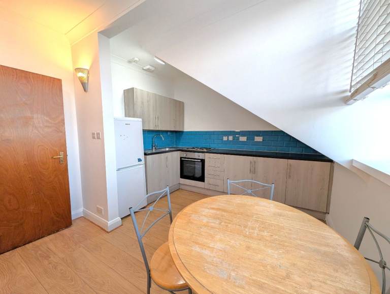Third floor two bedroom flat to rent just 5 mins walk from Dollis Hill Station