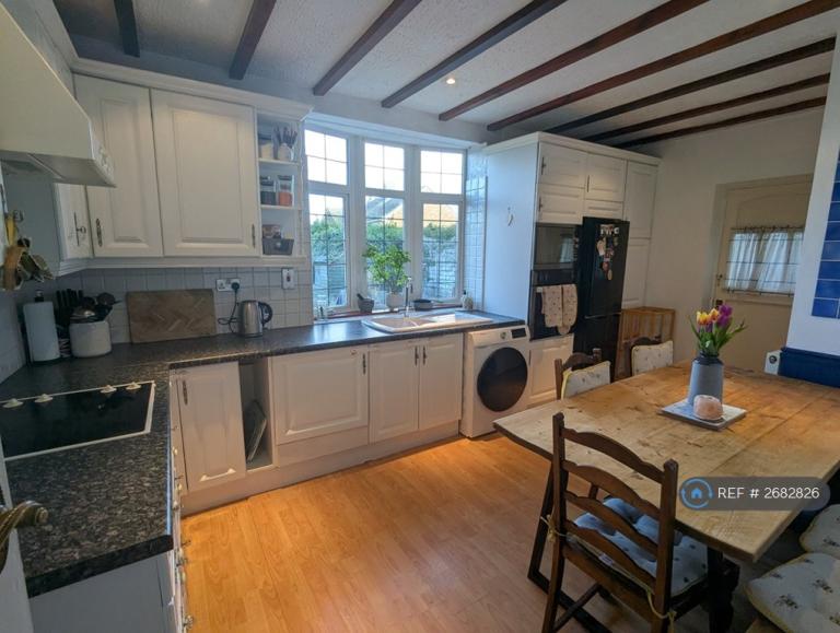 4 bedroom house in Gainsford Avenue, Clacton-On-Sea, CO15 (4 bed) (#2682826)