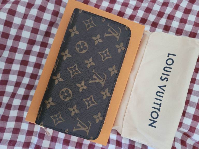 Brand New - Louis Vuitton Zippy Wallet