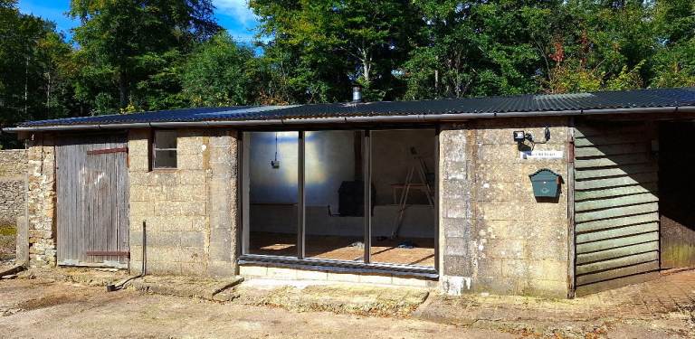 Large Workshop/Studio /Storage Space With Private Bathroom + Wood burner