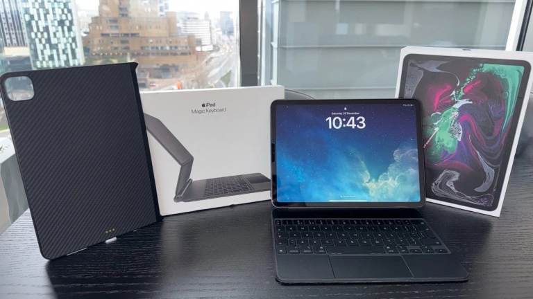 Apple iPad Pro 11" 512GB, Magic Keyboard and PITAKA case cover bundle