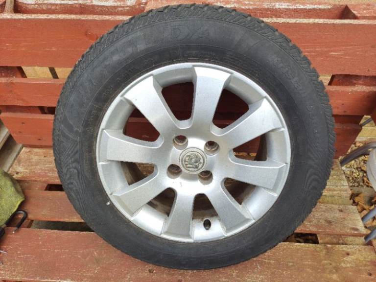 VAUXHALL TIGRA B ASTRA H 15'' SILVER ALLOY WHEEL.