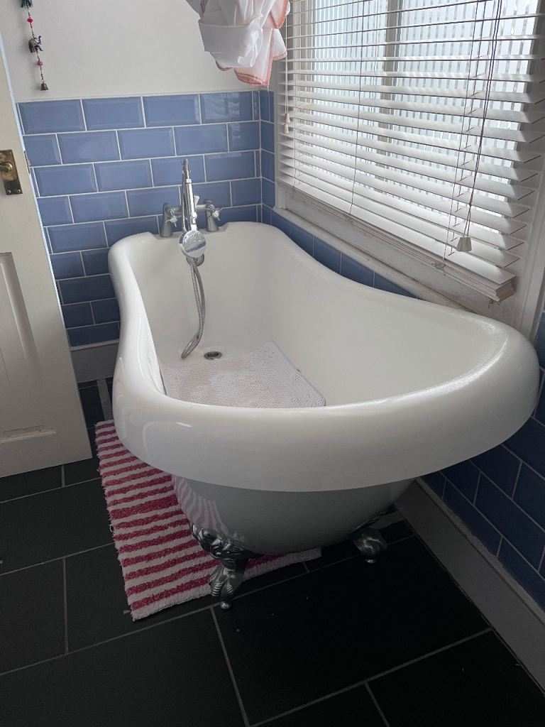 Free standing bath