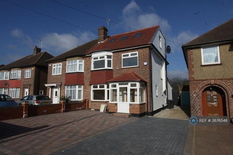 4 bedroom house in Westpole Avenue, Cockfosters, Barnet, EN4 (4 bed) (#2676548)