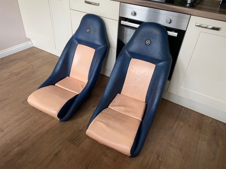 2 ‘Corbeau’ GT bucket seats. 