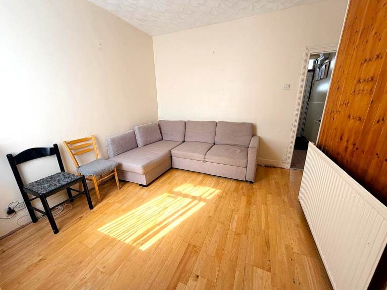 HMO Licenced Excellent condition spacious 3 Double Bedrooms terrace house near Stratford station-