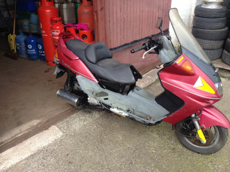 BREAKING  YAMAHA YP250 MAJESTY BIG SCOOTER 1998