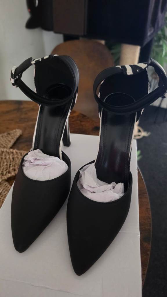 New Black & White Striped High Heels – Size 6