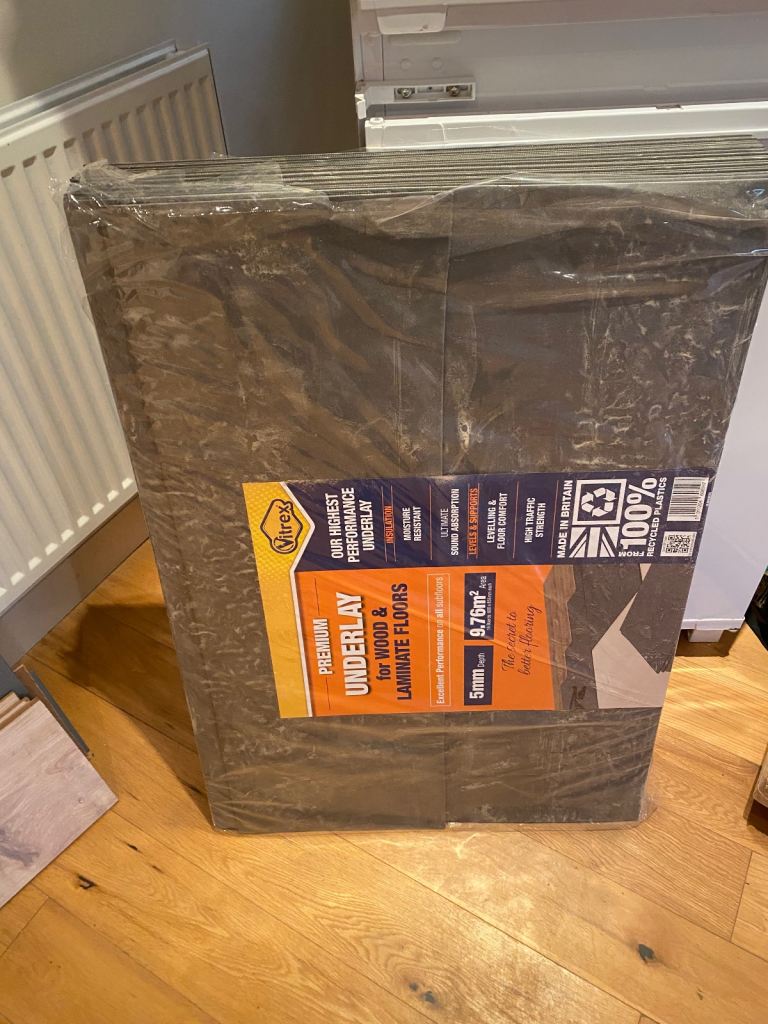 Laminate flooring B&Q oak effect 8mm plus quality spec underlay pack.