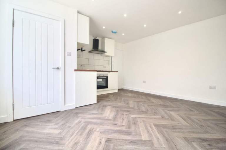 Neat 2 Bedroom House - With Built in Storage