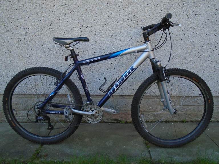 Giant iguana mountain bike, 19 inch lightweight frame, 26 inch wheels, 27 gears, front suspension